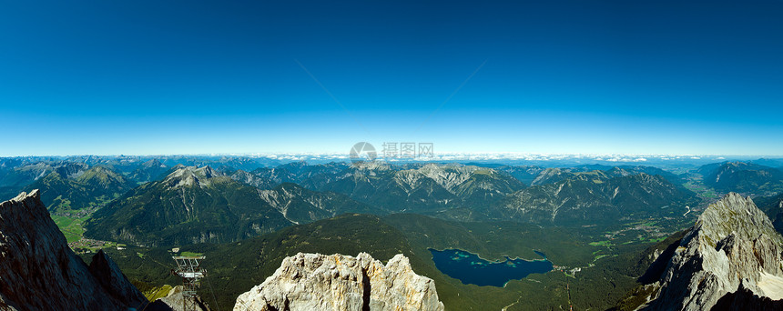 全景视图 Zugspitze 德意志奥地利寄宿者蓝色山脉远足森林场景假期地平线顶峰荒野晴天图片