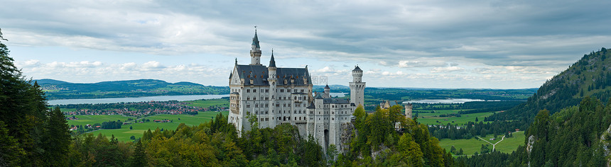 城堡与周围风景森林文化旅游魔法建筑学童话历史性爬坡地标全景图片