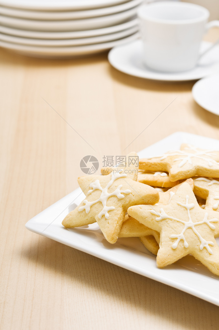 圣诞饼干在盘子上冰镇星星展示杯子风格甜点糖霜食物装饰品装饰图片