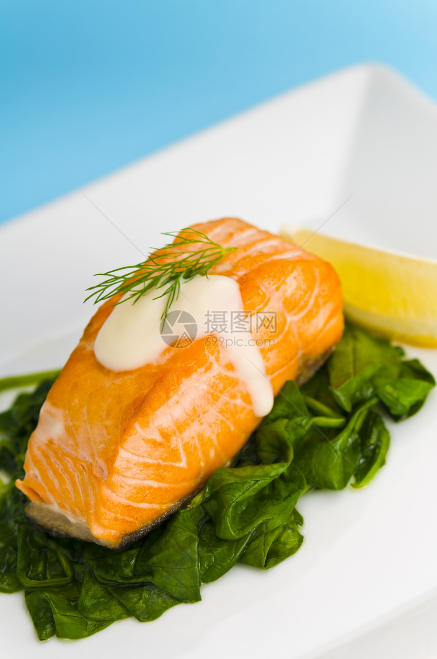 菠菜上的鲑鱼牛排 配上柠檬 和酱汁美食鱼片菠菜食物蛋黄产品草本植物熏制白色蓝色图片