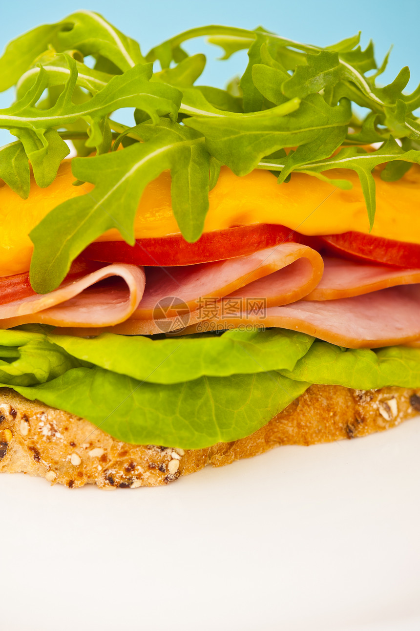 带熔奶酪的开放三明治餐具小吃杂粮盘子面包美食叶子午餐蓝色蔬菜图片