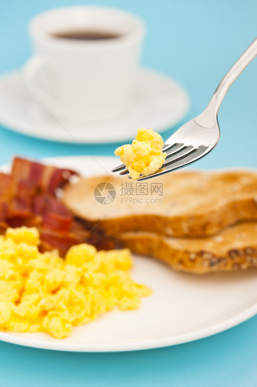 美国早餐 培根和炒鸡蛋火腿盘子面包餐具咖啡食物带子杯子小麦白色图片