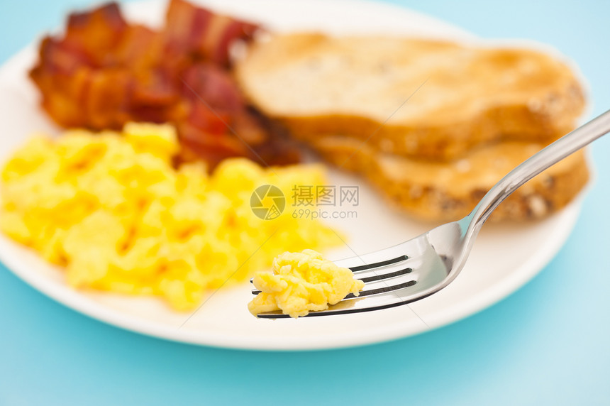 美国早餐 培根和炒鸡蛋模糊图片