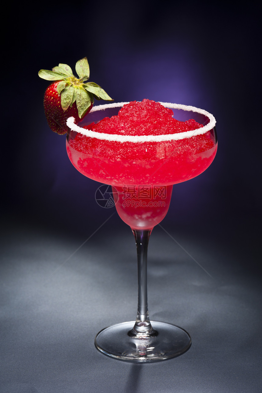 草莓玛格丽塔鸡尾酒饮料反射液体工作室派对玻璃水果果汁图片