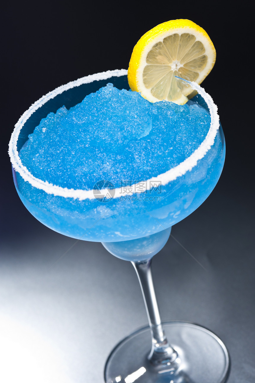 蓝色玛格丽塔鸡尾酒蓝色液体饮料果汁水果食物庆典热带玻璃派对图片