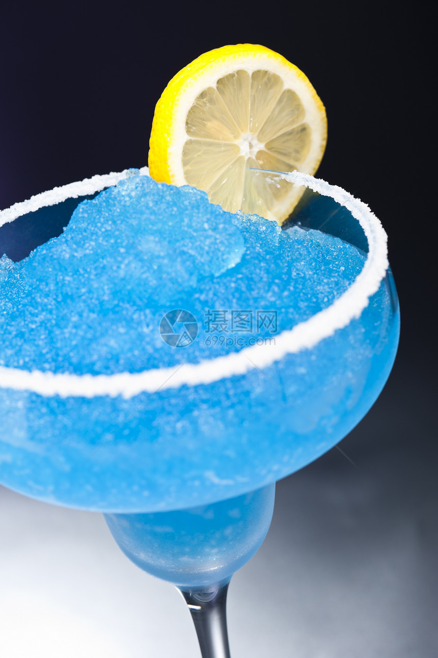 蓝色玛格丽塔鸡尾酒热带玻璃蓝色庆典水果饮料液体白色食物派对图片