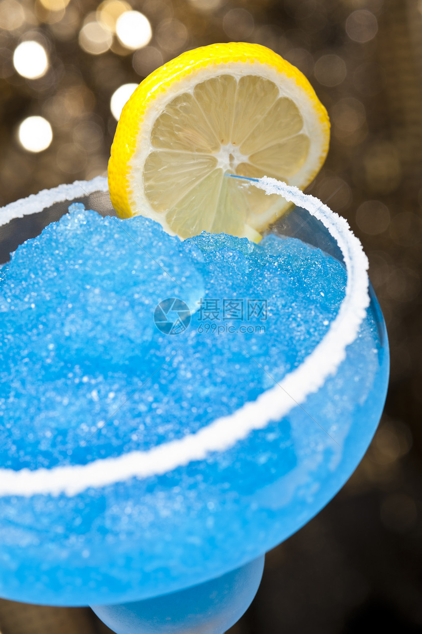 蓝色玛格丽塔鸡尾酒庆典蓝色热带派对白色液体玻璃果汁饮料水果图片