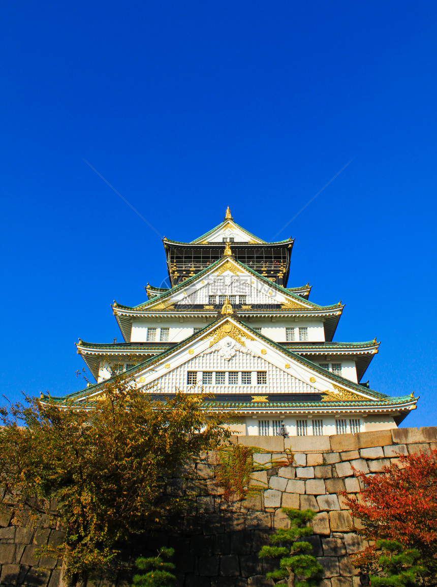 日本大阪大阪城堡和蓝天山坡皇帝观光文化旅行旅游遗产纪念碑游客吸引力图片