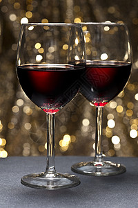 红酒在美丽背景的面前工作室玻璃红色水晶液体金子酒杯背景图片