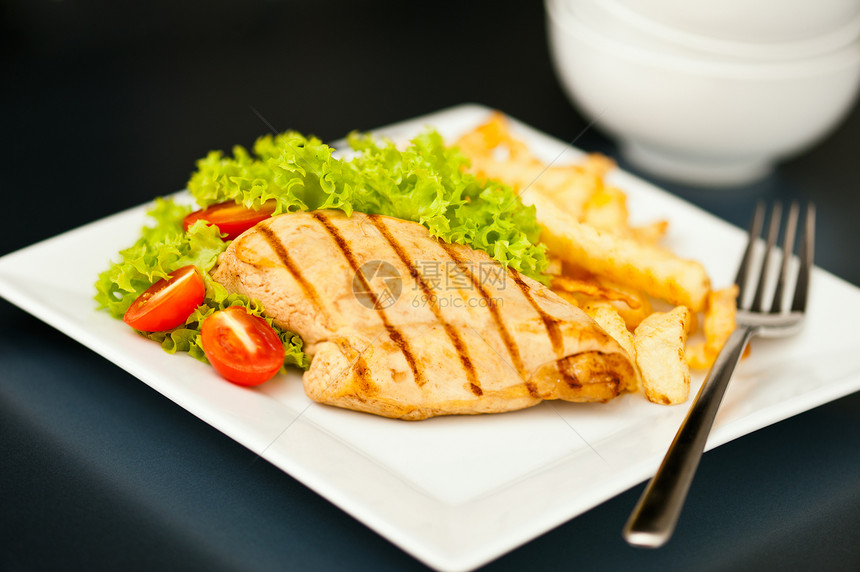 鸡肉 薯条和沙拉砧板美食菜肴香料烧烤胸部午餐厨房食物蔬菜图片