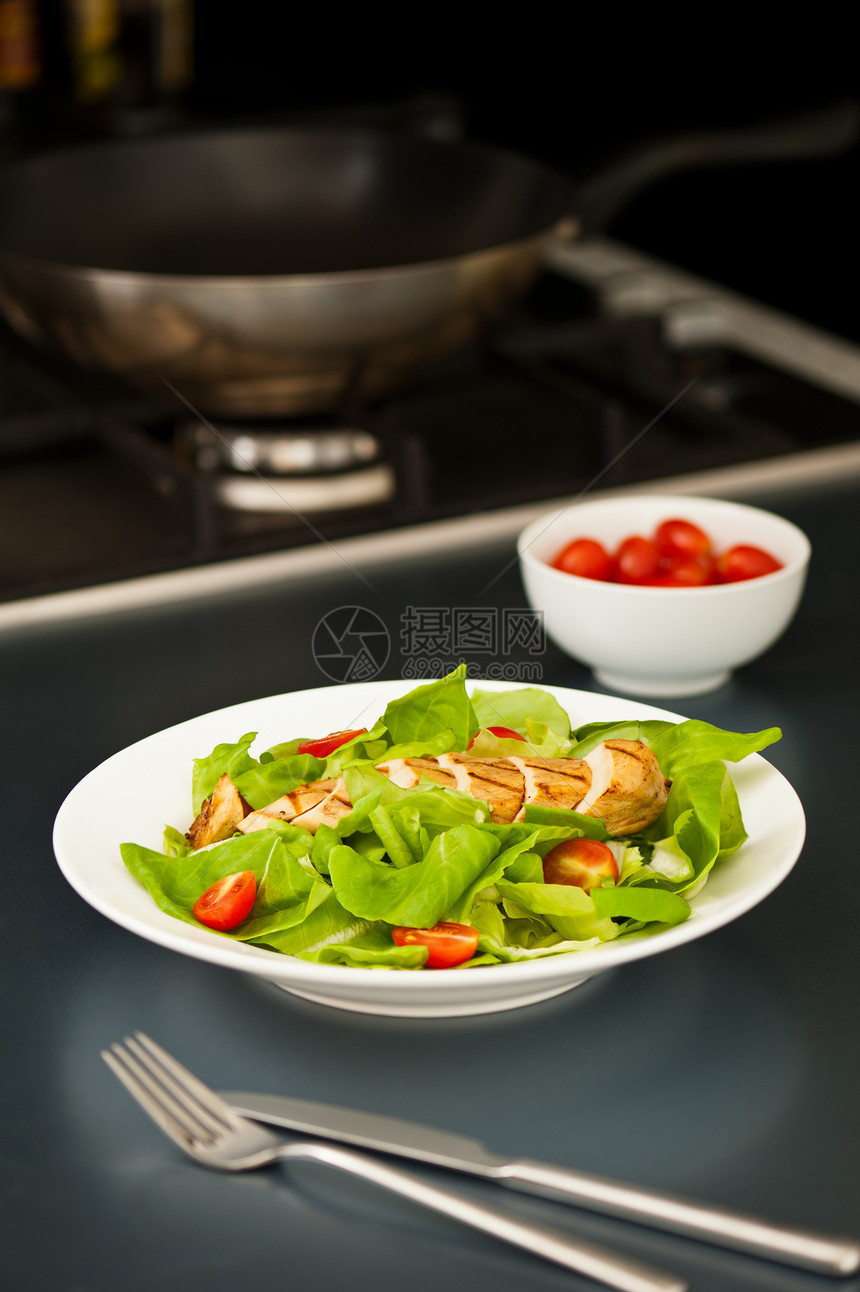 切鸡乳作为沙拉成分香料薯条刀具家禽餐厅厨房桌子美食蔬菜砧板图片