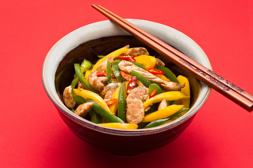 红餐桌布上带满分金的炸鸡火鸡筷子花园盘子寒冷黄色午餐食物木头健康图片