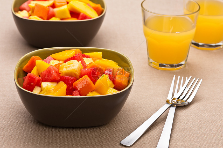 两碗混合热带水果沙拉盘子营养甜点宏观立方体西瓜早餐种子菠萝小吃图片