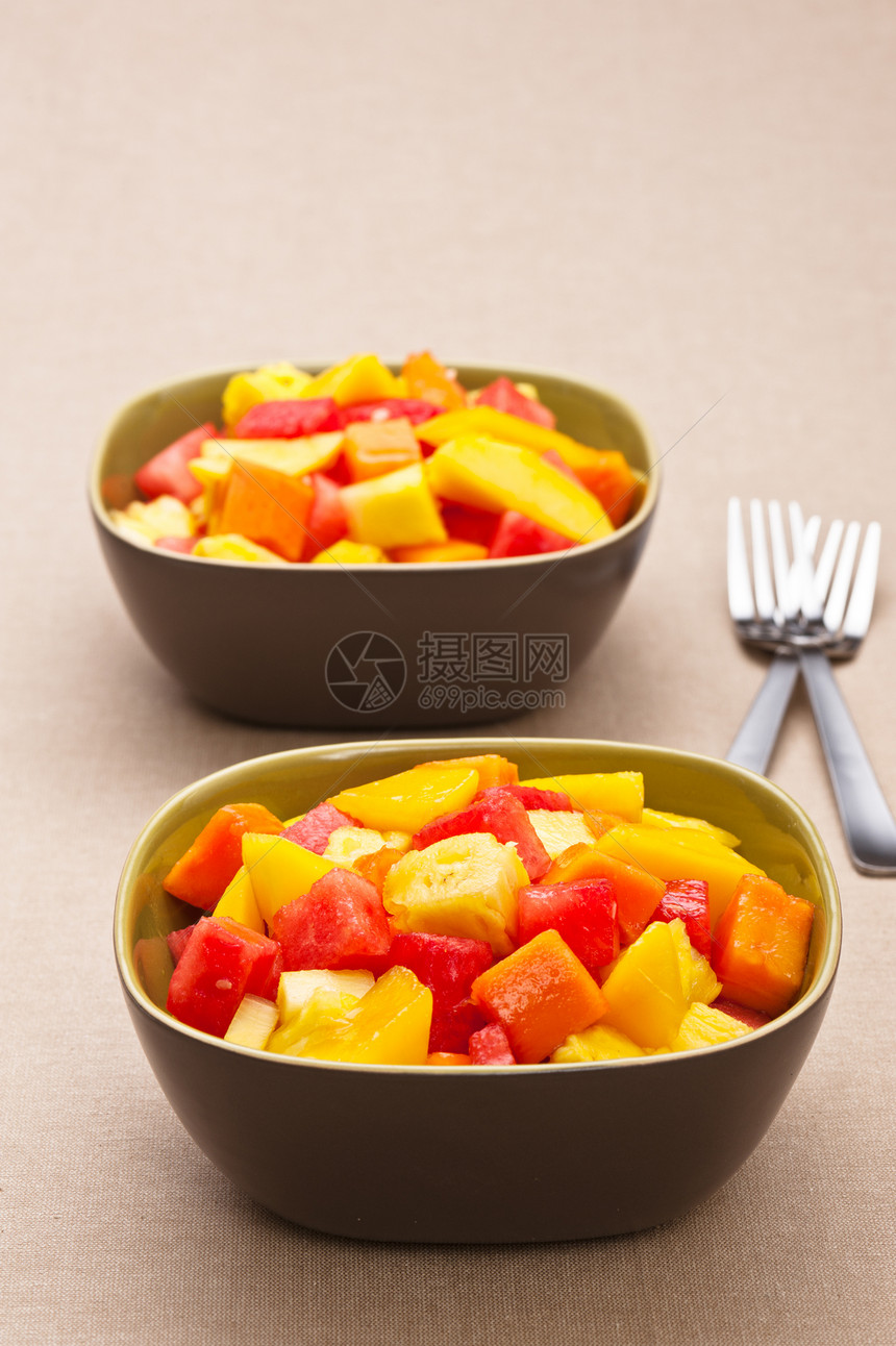 两碗混合热带水果沙拉食物种子甜点西瓜盘子菠萝午餐营养宏观早餐图片