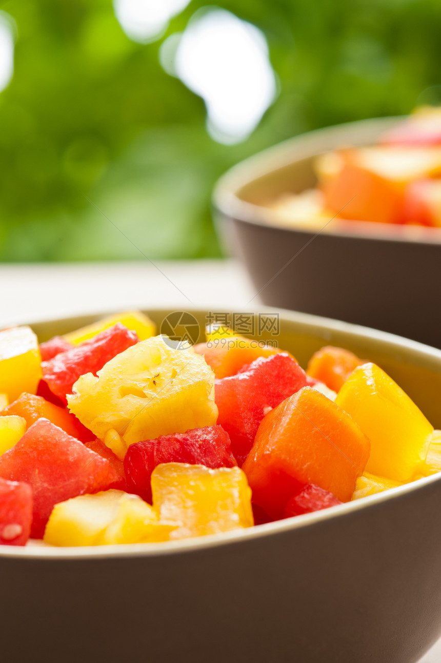 两碗混合热带水果沙拉午餐种子甜点西瓜小吃早餐食物立方体盘子维生素图片