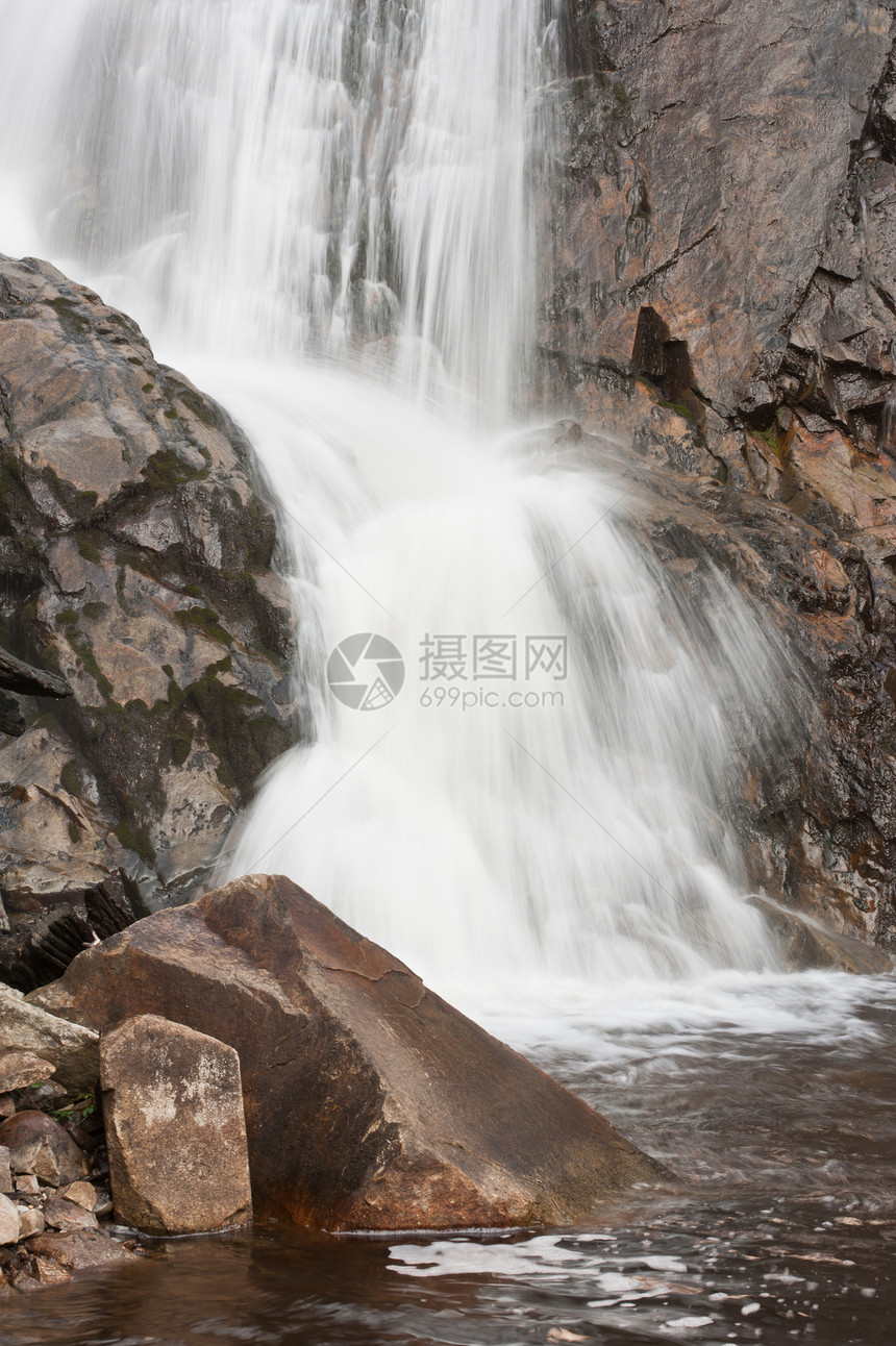 墨尔本附近的亚拉谷的史蒂文森瀑布植物植被绿色水平岩石溪流风景运动树木图片