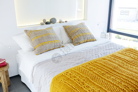 卧室房间枕头黄色背景图片
