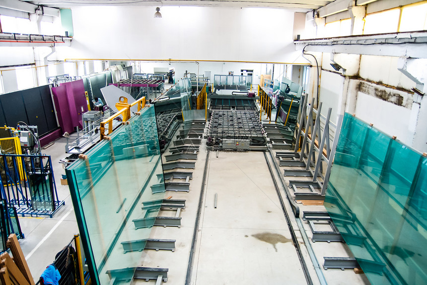 玻璃玻璃窗工厂运输车输送带运输滚筒衰退反射床单加工窗格盘子图片