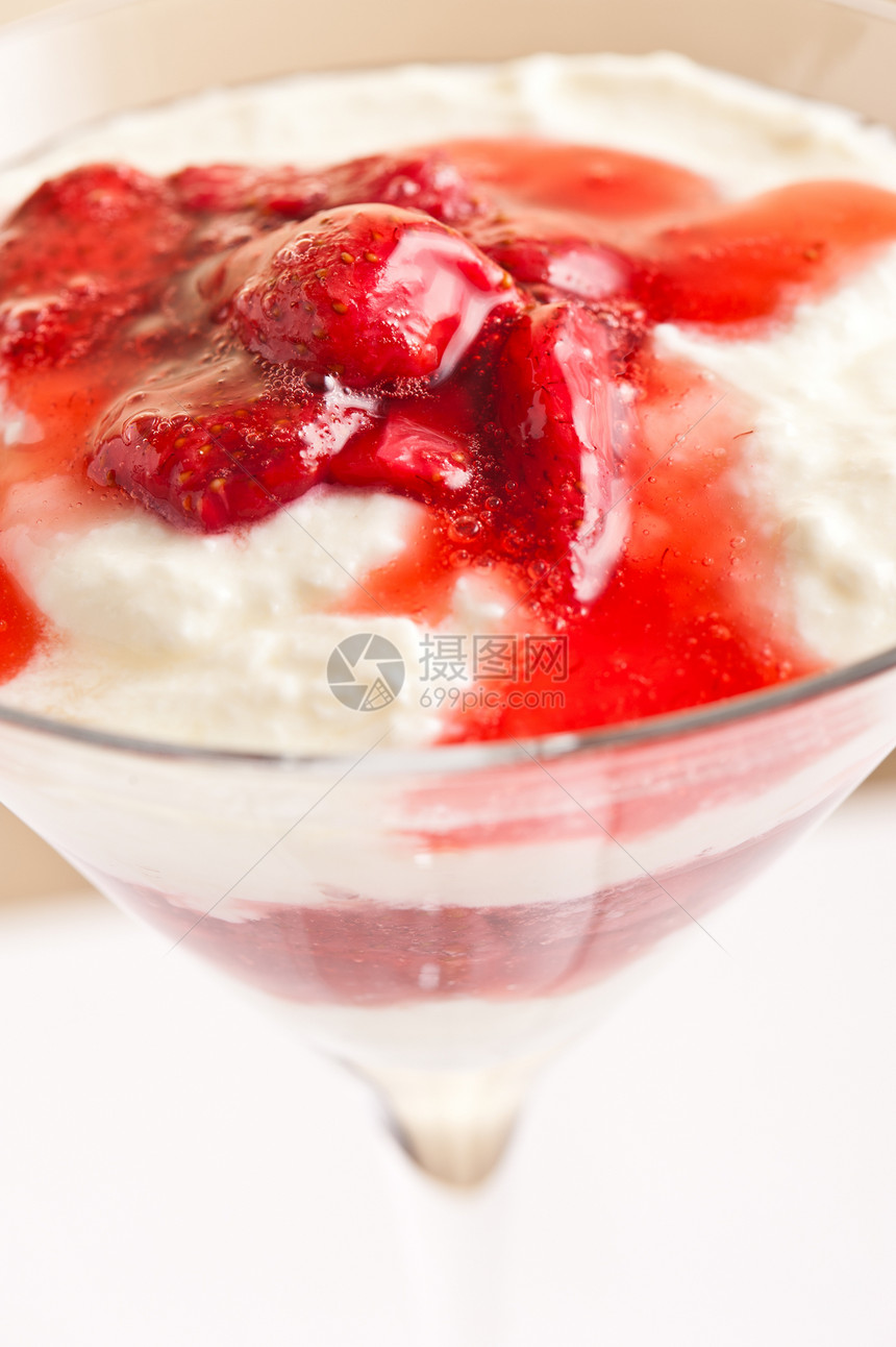 用草莓和酸奶布丁制成的层层甜点盘子营养勺子小吃玻璃果味奶制品牛奶食物水果图片
