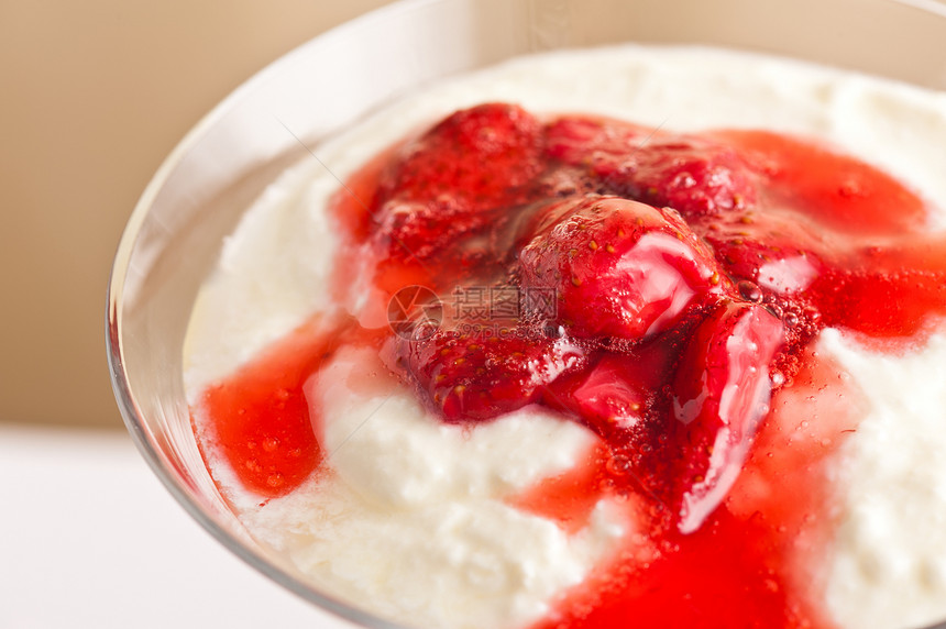 用草莓和酸奶布丁制成的层层甜点牛奶果味盘子小吃奶制品玻璃勺子奶油水果产品图片