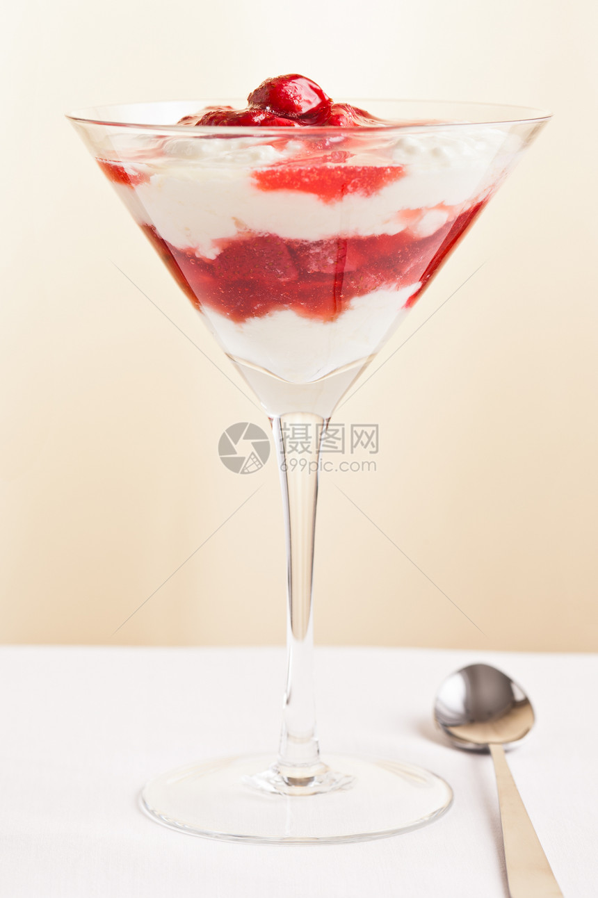 用草莓和酸奶布丁制成的层层甜点营养果味奶油产品牛奶奶制品水果食物小吃盘子图片
