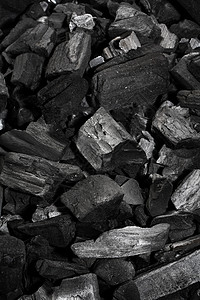 木炭燃料烧烤木头黑色背景图片