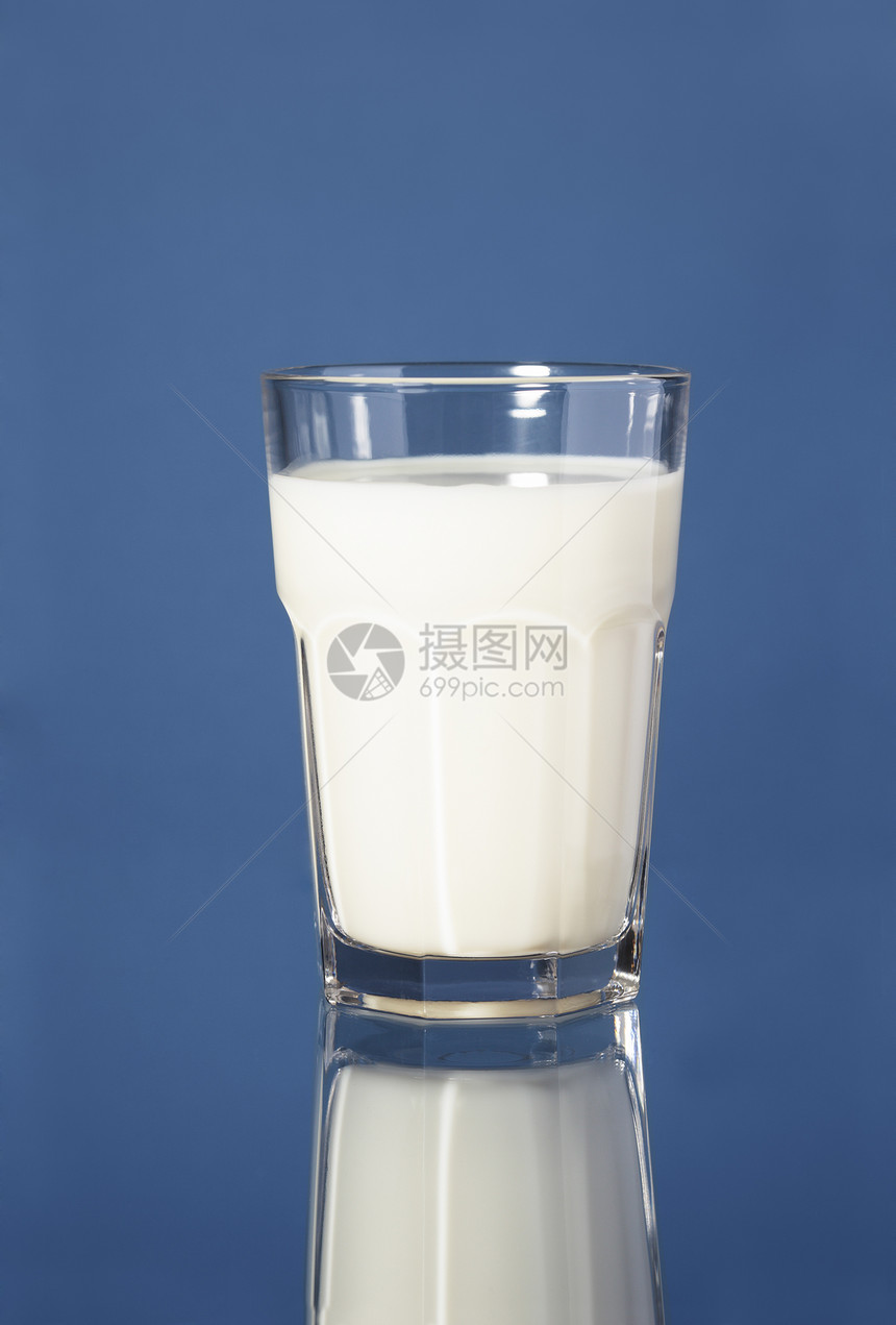 牛奶奶饮料白色玻璃图片
