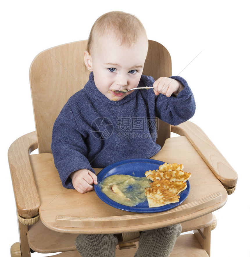 以高椅子吃饭的幼儿餐具饮食儿童高脚椅营养品婴儿木材木头饼子勺子图片