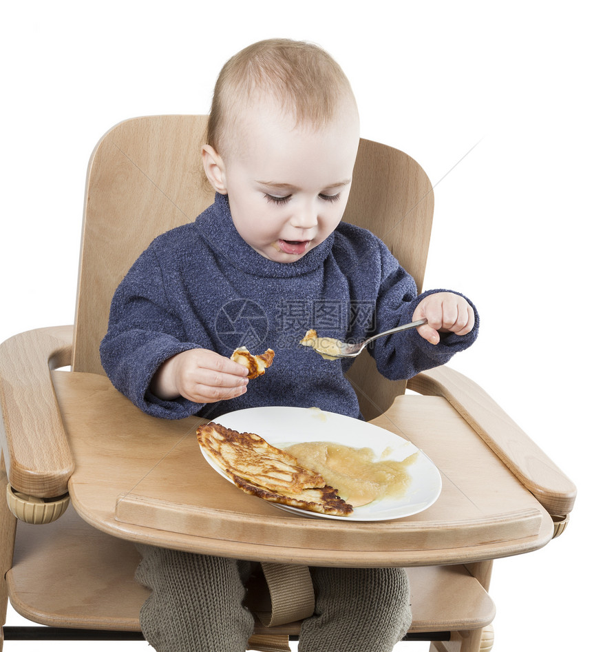 以高椅子吃饭的幼儿饼子勺子营养品饮食儿童餐具木材高脚椅木头食物图片