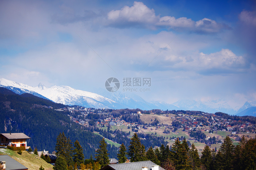 山中的白假期远足太阳木头酒店旅行蓝色冻结爬坡风景图片