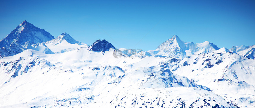 山上有高山冰川季节暴风雪滑雪云杉天空滑雪板阴霾小路全景图片