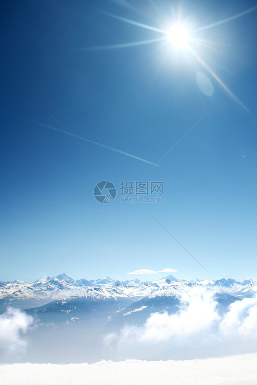 山上有高山小路运动松树风景冻结滑雪云杉冰川高度滑雪板图片