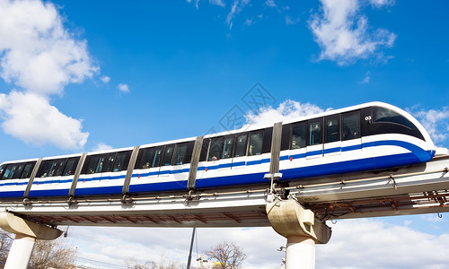 列火车单轨铁路天空白色栏杆运输背景图片