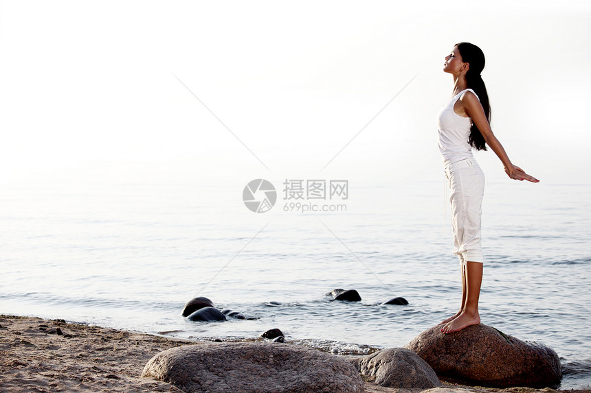 沙滩上的默思天空海洋姿势活力蓝色女性海浪海滩成人娱乐图片
