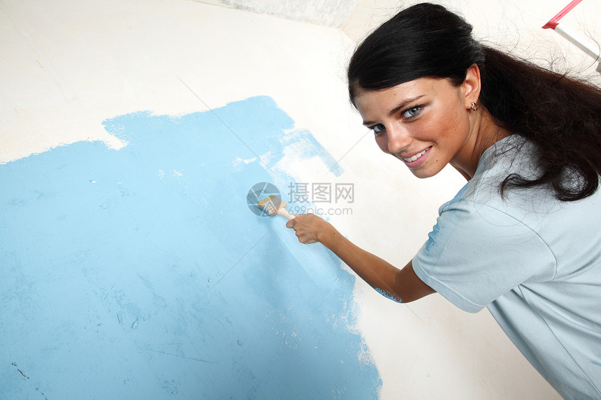 妇女在墙上涂油漆快乐蓝色设计师画家房子屏幕女性工具女士成人图片