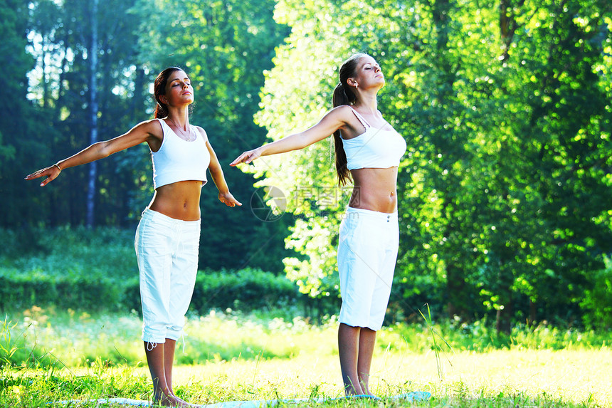 瑜伽女士女性运动微笑饮食平衡公园姿势女孩身体图片