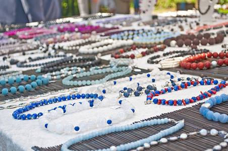 珍珠项链商务纪念品装饰品服饰市场玻璃销售桌子手工手镯背景图片