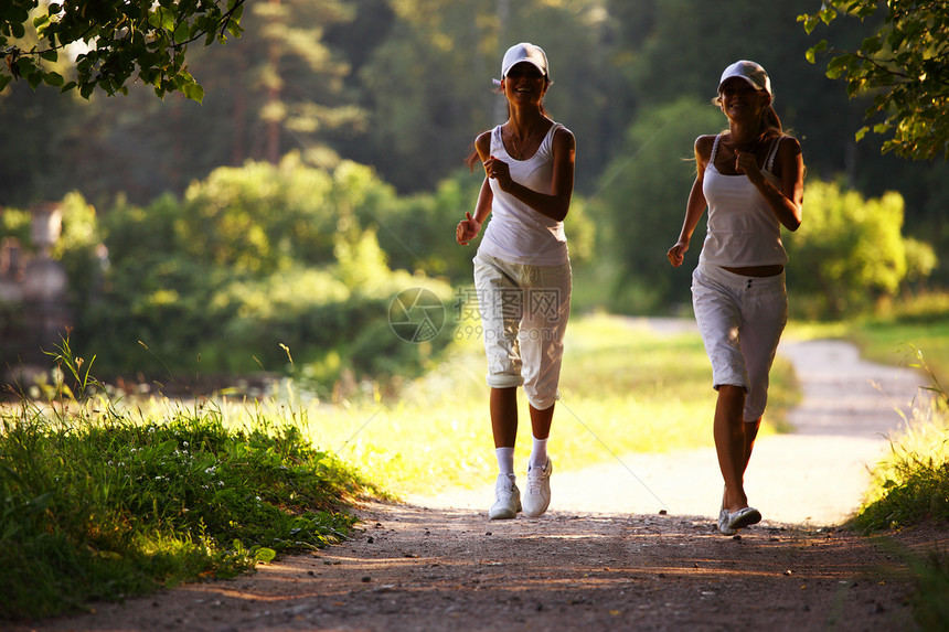 参加竞选的妇女女孩慢跑者森林女性公园运动装锻炼火车女士头发图片