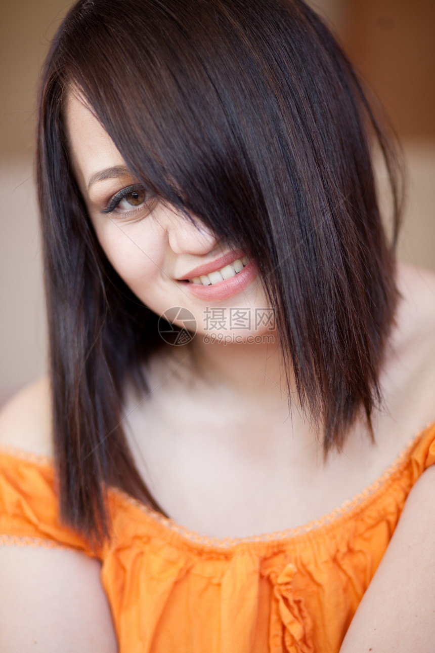 临时肖像理发发型尺码微笑快乐黑发女孩女性黄色女士图片
