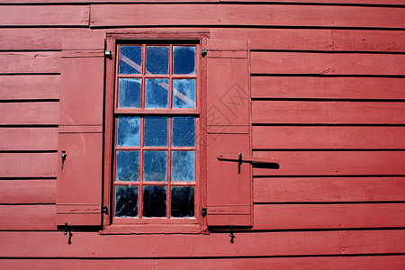有百叶窗的旧窗口建筑建筑学玻璃快门木头房子窗户背景图片