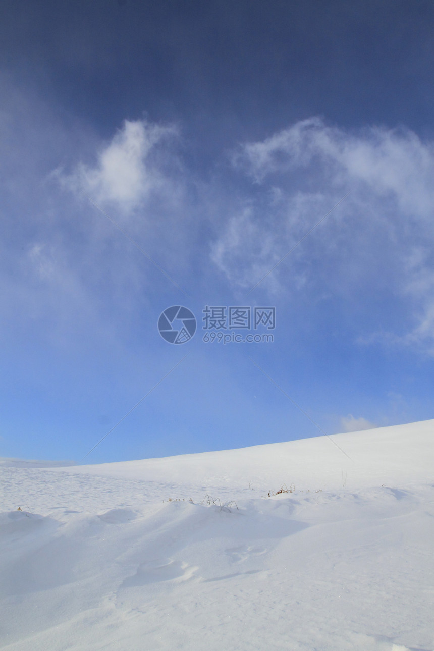 雪地和蓝天空季节天空白色蓝色图片