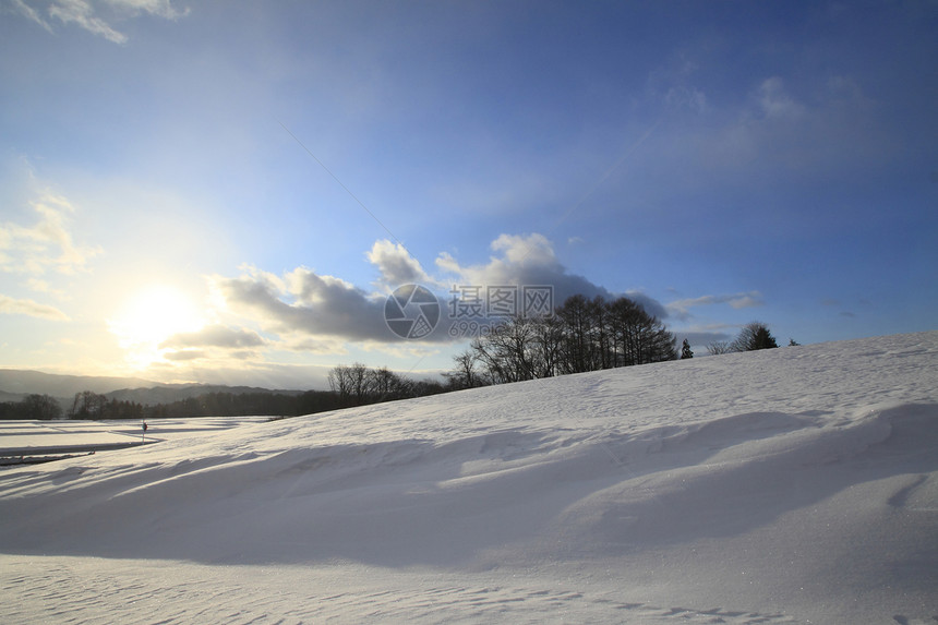 雪地和蓝天空季节蓝色白色天空图片