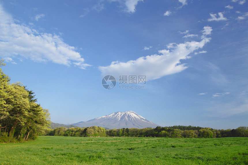 伊瓦特山和蓝天天空森林蓝色季节木头绿色图片