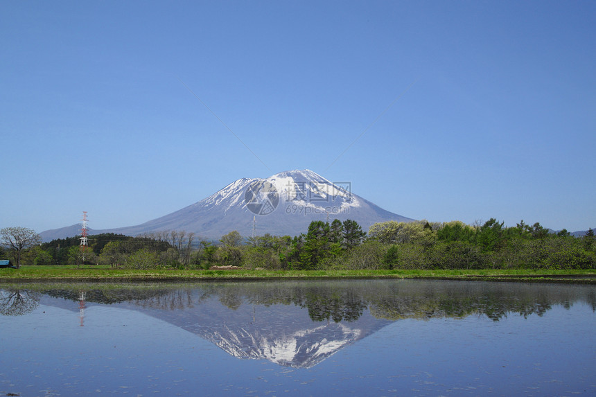 伊瓦特山和牧区景观场地国家田园天空蓝天农场蓝色村庄绿色图片