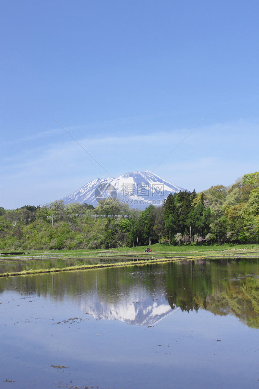 伊瓦特山和牧区景观农场蓝色田园天空国家场地绿色村庄蓝天图片