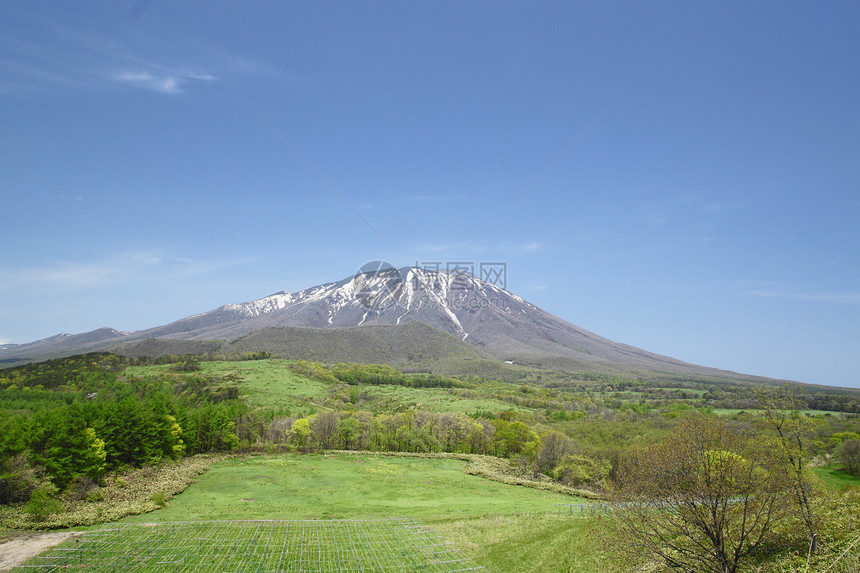 伊瓦特山和蓝天草地场地蓝色绿色阳光季节天空草原太阳图片