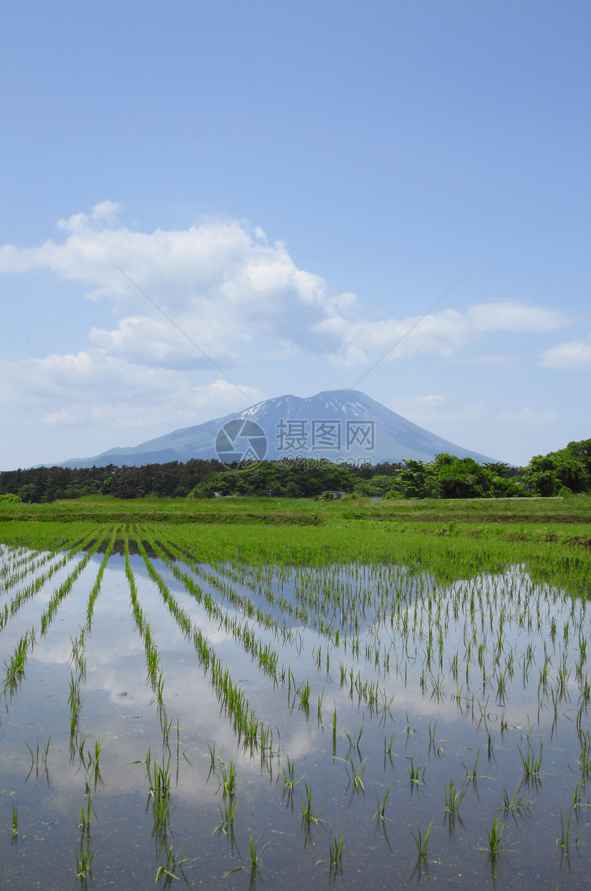 伊瓦特山和牧区景观蓝色绿色国家田园天空农场场地村庄蓝天图片