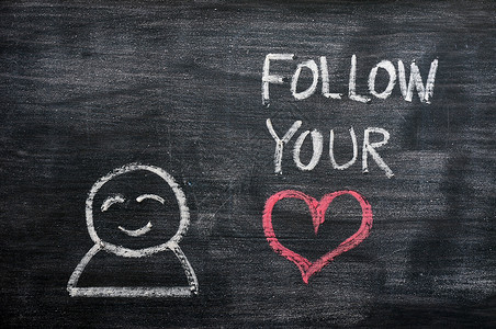 用卡通图和黑板背景上 写着“追随你的心”的语句来表达气泡背景