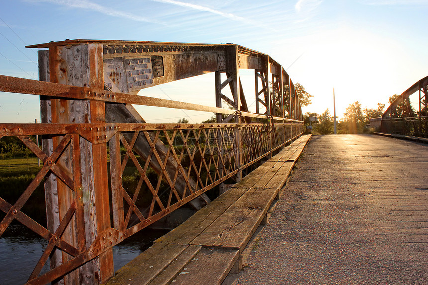旧铁桥太阳耀斑图片
