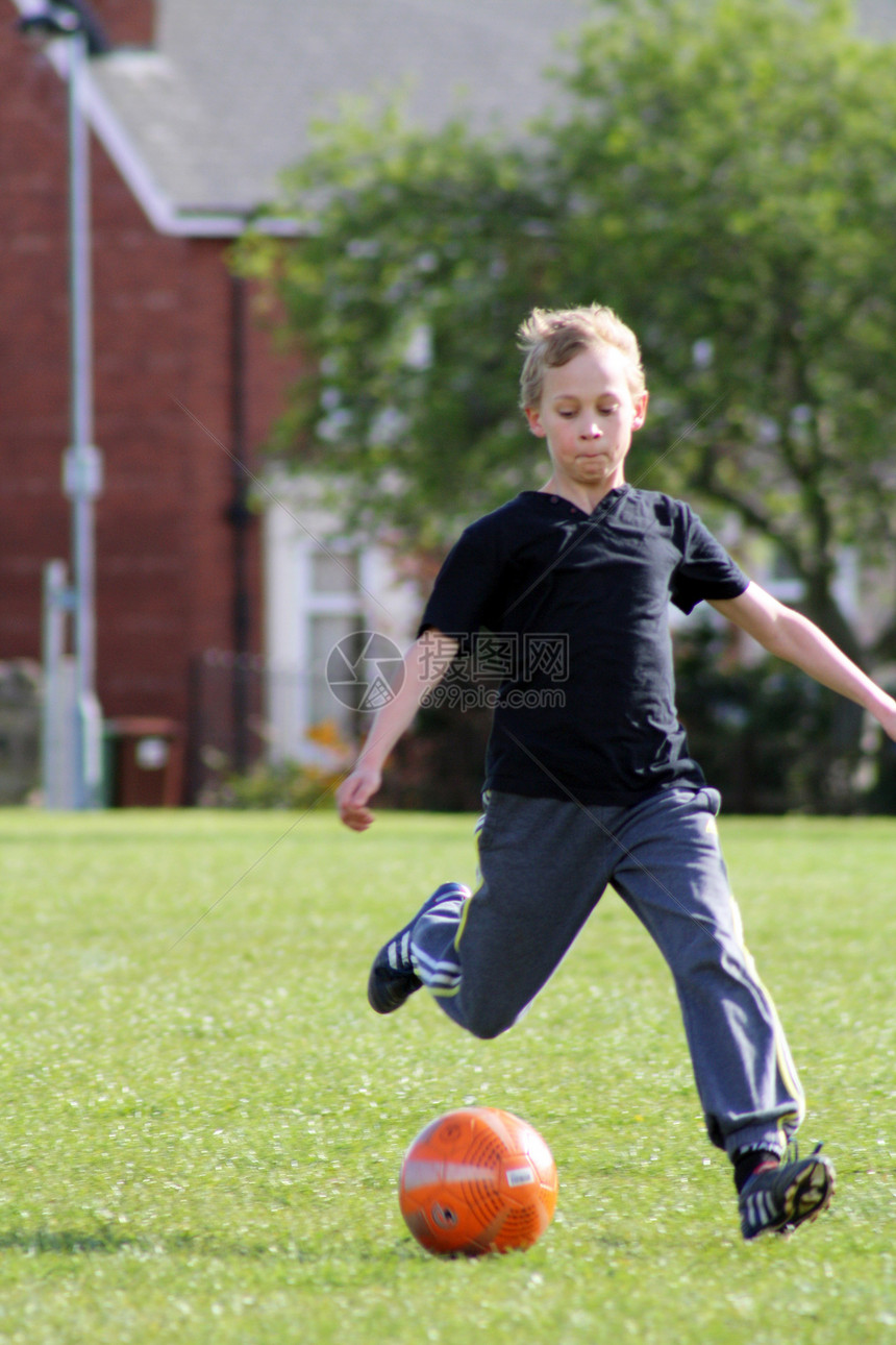 参加足球比赛的少年男孩童年竞赛乐趣青年孩子玩家公园男孩们场地草地图片